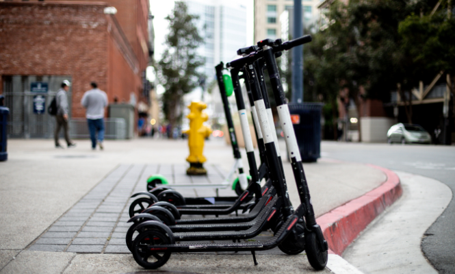 Trottinette électrique garée sur le trottoir