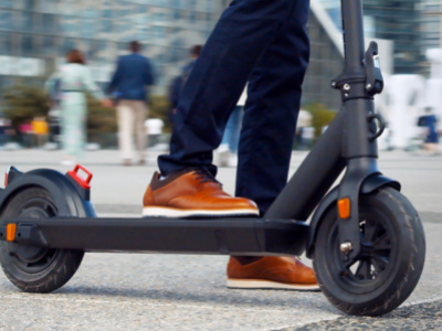 Homme sur une trottinette électrique wispeed