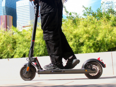 Homme sur une trottinette électrique wispeed